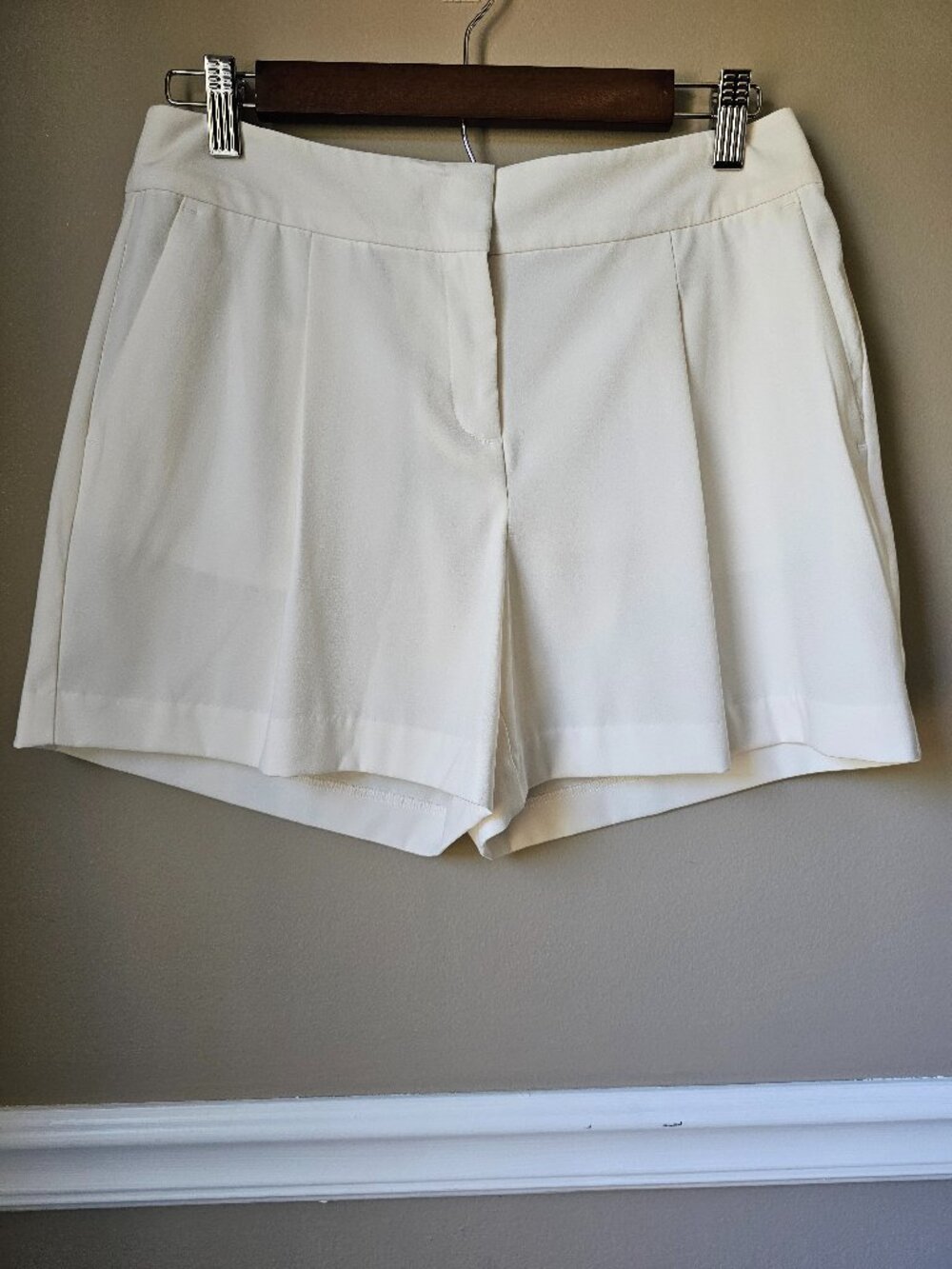 Ann Taylor White Tailored Dress Shorts High Rise Flat Front Size 2